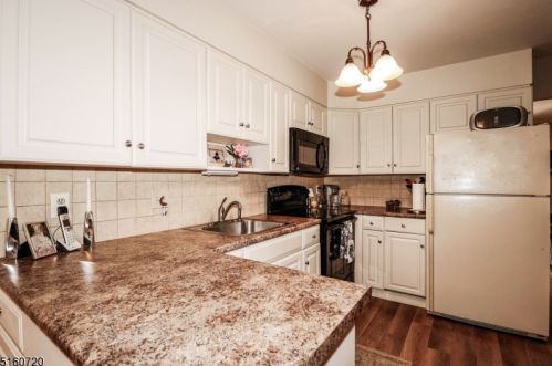 16 Greenbriar Ln, Annandale, NJ 08801-1616