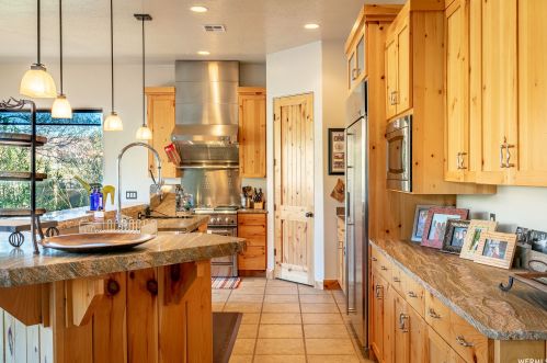 340 Snow Cyn Dr, Kayenta UT 84738-6041 exterior