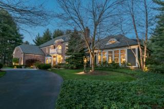 4 Woodhull Dr, Chester, NJ 07930-2148