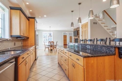 96 Sachem Dr, Middletown, CT 06457-1707