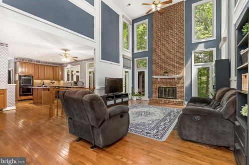 8006 Middlewood Pl, Springfield VA  22153-1928 exterior
