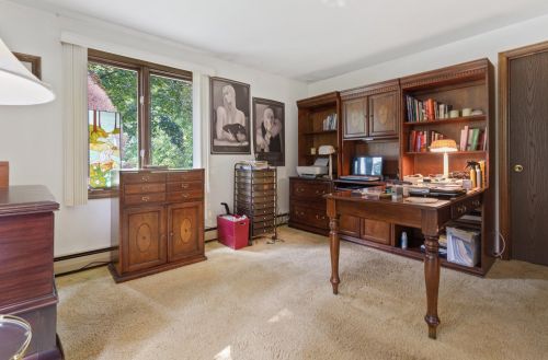 2 Fairway Dr, Hudson NH 03051-5206 exterior