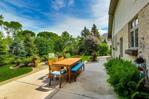 7 Clubside Ct, Willowbrook IL  60527-8129 exterior