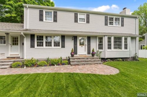 34 Forest Rd, Allendale, NJ 07401-1406