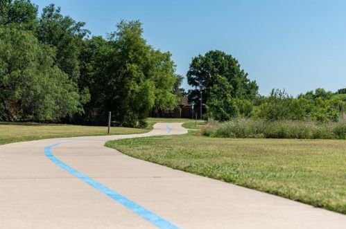 1917 Middle Gln Dr, Carrollton TX 75007-2418 exterior