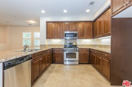 172 Full Moon, Irvine CA  92618-8806 exterior