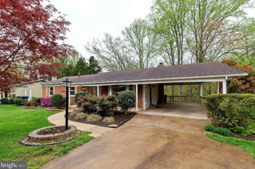 5041 King Richard Dr, Annandale, VA 22003-4358