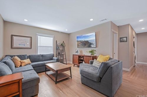 4721 141st St, Hawthorne, CA 90250-6821
