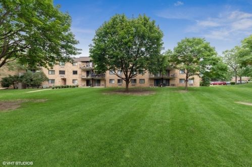 5600 Astor Ln, Rolling Meadows IL  60008-4126 exterior