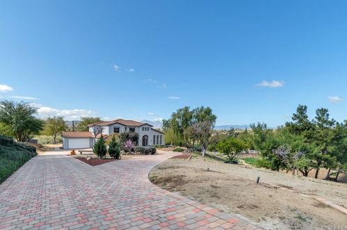 16523 Owl Tree Rd, Riverside CA  92504-9543 exterior