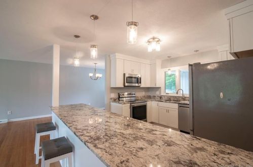 9 Ledge Rock Rd, Niantic, CT 06357-1509