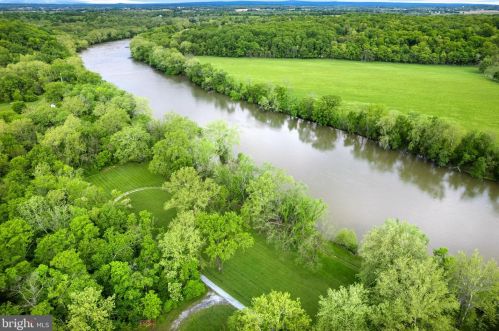 53 Bob White Dr, Harpers Ferry WV  25425-5810 exterior