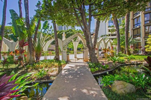 300 Wai Nani Way, Honolulu HI  96815-3961 exterior