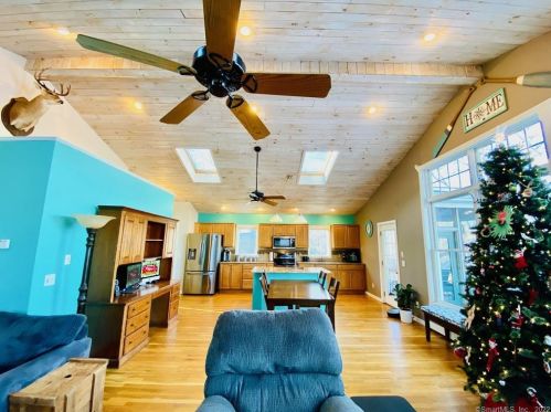 4 Cove View Dr, Quaker Hill CT  06375-1501 exterior