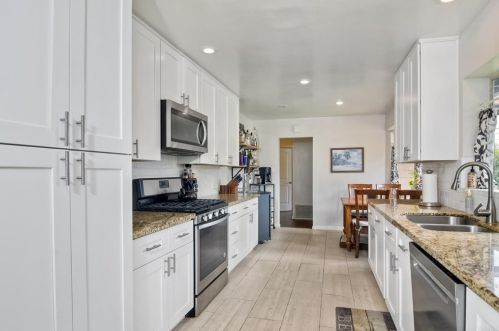 237 Ardys Pl, Vista CA  92084-5118 exterior