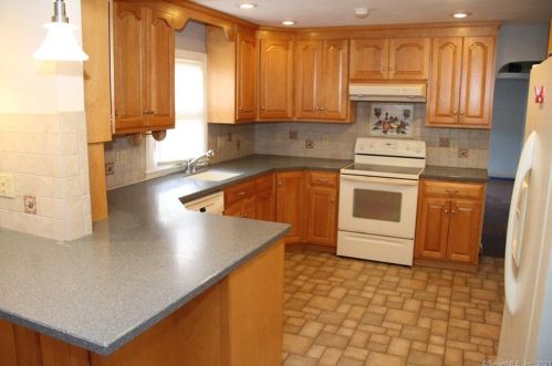 90 Deerfield Ave, Waterbury, CT 06708-1328