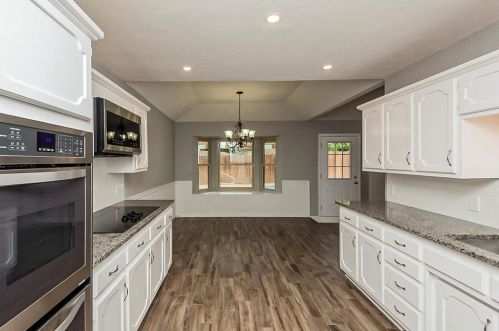 213 Meadowhill Dr, Fort Worth TX  76126-4012 exterior