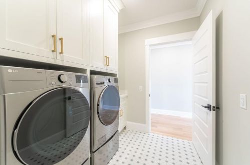 4 Chartier Cir, Middletown RI  02840-3724 exterior