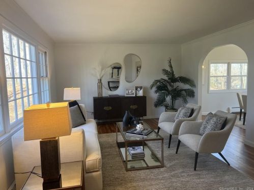 2 Breezy Ln, Norwalk, CT 06851-3301
