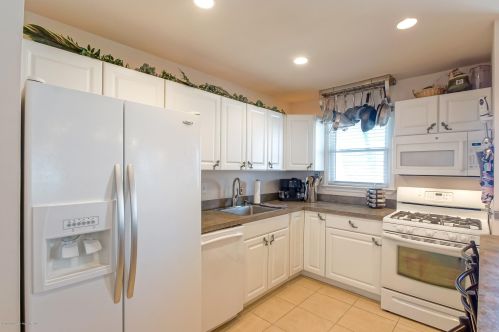 16 Las Vegas Rd, Lavallette NJ 08735-1815 exterior