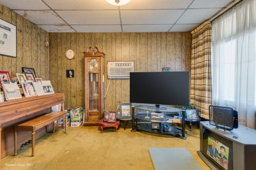 4239 Western Ave, Chicago, IL 60618-2815