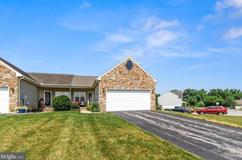 1842 Deerfield Dr, York, PA 17315-3707