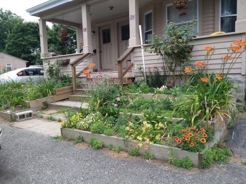 74 Maplewood Ave, Warwick, RI 02889-2747