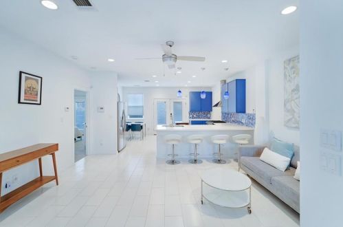 4907 Dewey St, Austin TX  78721-2511 exterior