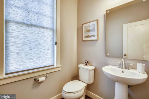 642 Ellsworth Dr, Silver Spring MD 20910-4301 exterior