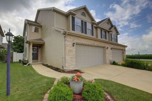 32 Parsley, Savoy IL  61874-8501 exterior