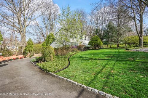 9 Heyward Hills Dr, Holmdel Village, NJ 07733-1403