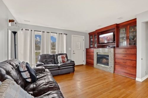 12 Joyce Ln, Addison, IL 60101-3908