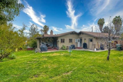 237 Ardys Pl, Vista CA  92084-5118 exterior
