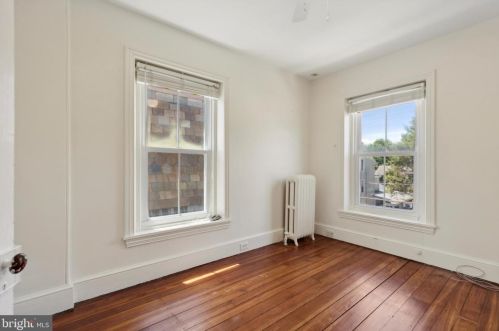 28 Gravers Ln, Philadelphia PA 19118-4132 exterior