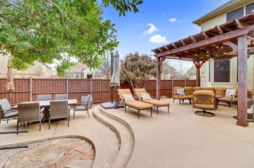 2540 Grn Oak Dr, Carrollton TX 75010-4221 exterior