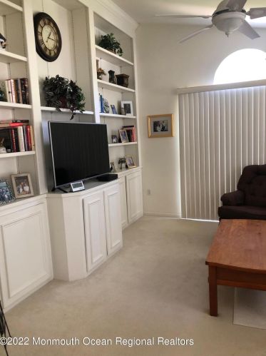 27 Meadows Ln, Lakehurst, NJ 08759-2977