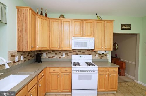 175 Meadowlark Dr, Trenton NJ  08690-3545 exterior