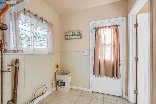 1567 Plaza Dr, San Leandro CA  94578-1968 exterior