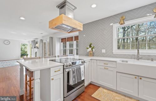 9625 Woodedge Dr, Springfield VA  22015-3017 exterior