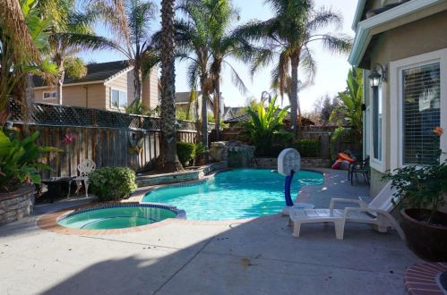 9402 Rodeo Dr, Gilroy, CA 95020-8130