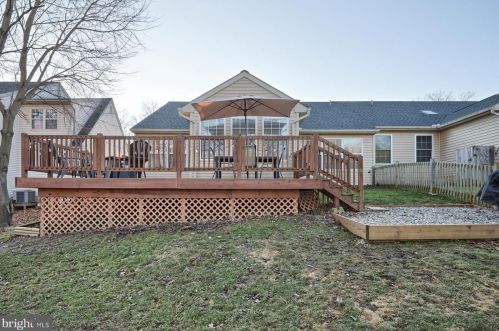 12 Mill Pond Dr, Lancaster PA  17603-7411 exterior