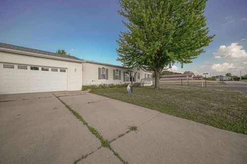 8411 Summerwood Dr, Rockford, IL 61115-8284