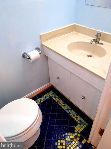 8069 Powderbrook Ln, Springfield VA  22153-2927 exterior