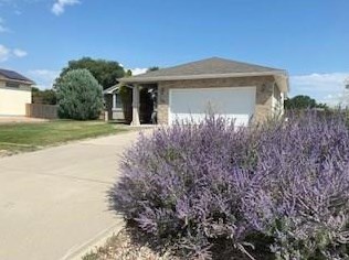 126 Golfwood Dr, Pueblo, CO 81007-3694