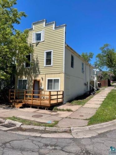 831 5th St, Duluth, MN 55806-2328