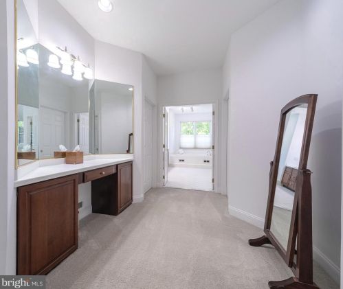 19 Walker Dr, Princeton NJ 08540-2324 exterior