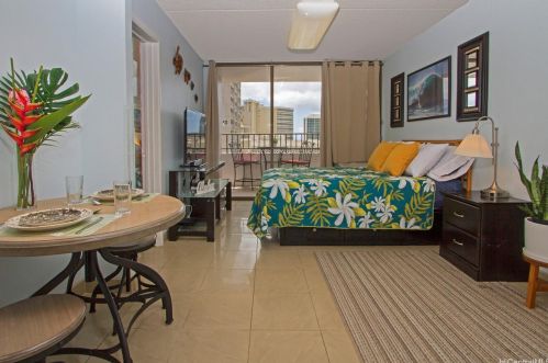 2240 Kuhio Ave, Honolulu HI  96815-2898 exterior