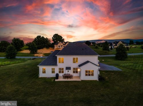 4 Peyton Dr, Carlisle PA  17015-8548 exterior
