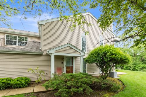 86 King Dr, Streamwood, IL 60107-2231