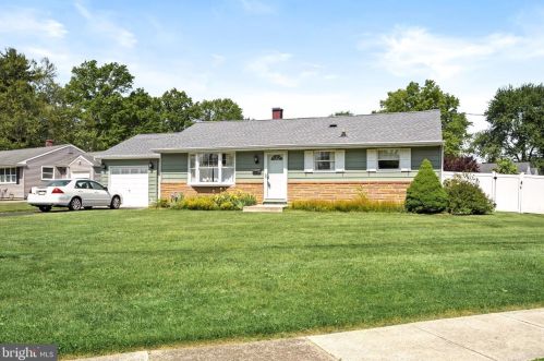 39 Matthew Dr, Trenton, NJ 08628-3340